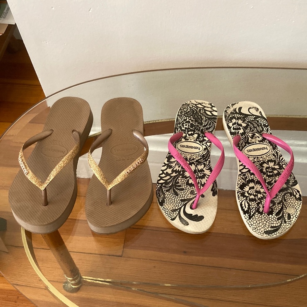 Havaiana Sandals , gold hardly worn, the pink ones gently worn a few times